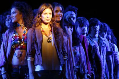 Lucía Jiménez, en el centro, en una escena del musical 'Hair'.