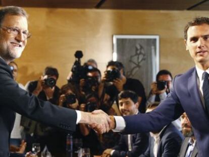  El jefe del Gobierno, Mariano Rajoy,iz., y el l&iacute;der de Ciudadanos, Albert Rivera, se estrechan la mano durante la reuni&oacute;n de sus respectivas delegaciones en la que van a certificar el acuerdo de investidura.l
