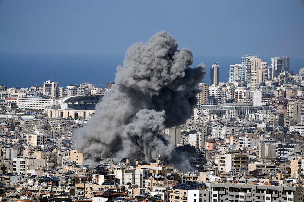 Una columna de humo se levanta desde el barrio de Dahiye, en el sur de Beirut, tras un ataque israelí, este martes. 