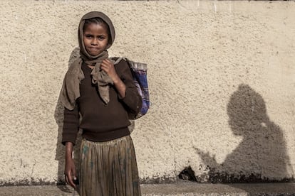 Una niña pide limosna en la ciudad de Gondar, en el centro del país. En Etiopía hay entre 150.000 y 200.000 menores que viven y trabajan en la calle, obligados por su situación de pobreza. La vida de estos es una lucha cotidiana marcada por la violencia, la explotación laboral, la mendicidad y el robo. Las niñas en esas circunstancias suelen sufrir abuso sexual a manos de adultos, así como violaciones, embarazos no deseados, maternidad adolescente y la amenaza de infectarse con el VIH.