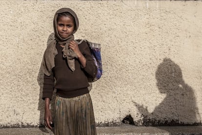 Una niña pide limosna en la ciudad de Gondar, en el centro del país. En Etiopía hay entre 150.000 y 200.000 menores que viven y trabajan en la calle, obligados por su situación de pobreza. La vida de estos es una lucha cotidiana marcada por la violencia, la explotación laboral, la mendicidad y el robo. Las niñas en esas circunstancias suelen sufrir abuso sexual a manos de adultos, así como violaciones, embarazos no deseados, maternidad adolescente y la amenaza de infectarse con el VIH.