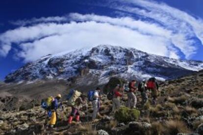 Ascensión al monte Kilimanjaro, en Tanzania, cuya cima aparece envuelta en nubes.