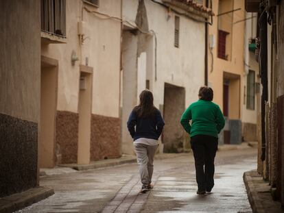 Dos mujeres paseando por Estercuel, un pueblo de la España vacía de la provincia de Teruel.