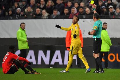 Neymar es amonestado durante el partido del PSG ante el Rennes.