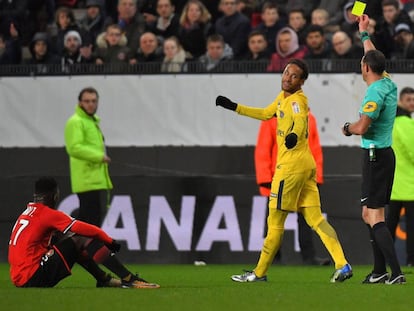 Neymar es amonestado durante el partido del PSG ante el Rennes.