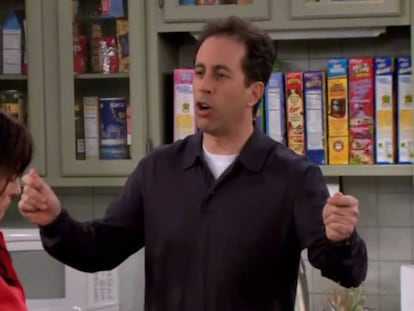 Jerry Seinfeld en la serie que lleva su nombre delante de su estantería de cereales.