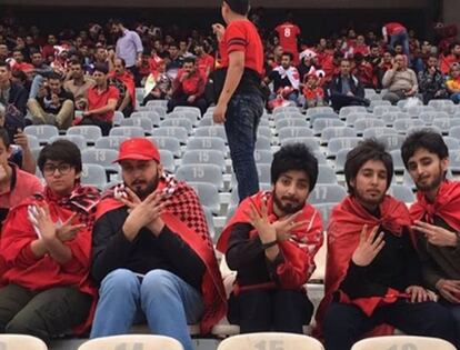 Las cinco jóvenes, en el estadio.