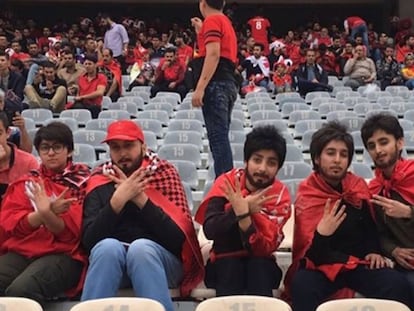 Las cinco jóvenes, en el estadio.