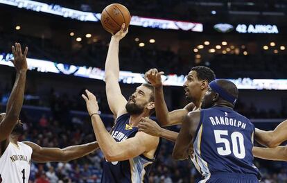 Marc Gasol, ante Tyreke Evans.