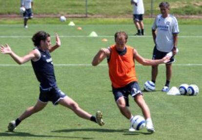 Tiago y Robben disputan un balón en un entrenamiento del Chelsea en 2005 en presencia de Mourinho