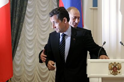 Vladímir Putin y Nicolas Sarkozy, en una conferencia de prensa celebrada en el Kremlin, el 10 de octubre de 2007.
