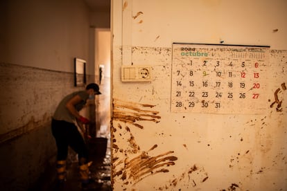 Ivan, 23, trabaja como voluntario limpiando la casa de un vecino de Paiporta que se encuentra en el hospital, el sbado 2 de noviembre de 2024.