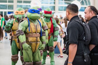 Fans en disfraces de las tortugas ninja en la Comic-Con de San Diego, el 19 de julio.
