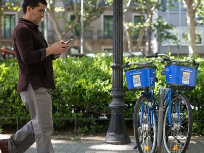 Bicicletas de Dropbyke aparcadas en amarres p&uacute;blicos.