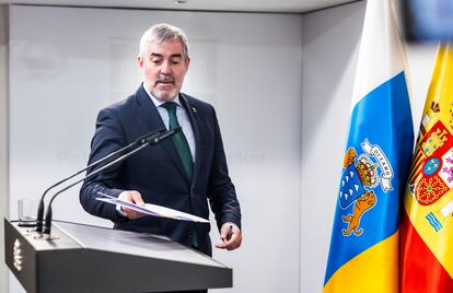 Fernando Clavijo, presidente de Canarias, este jueves en rueda de prensa tras su reunión con el presidente del Gobierno, Pedro Sánchez, en La Moncloa. 