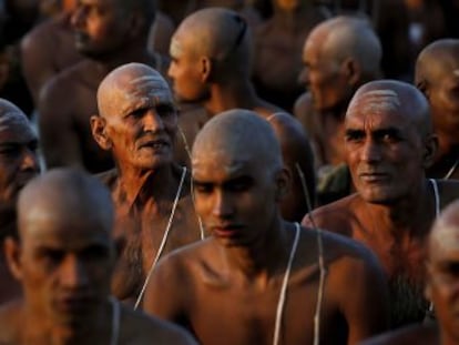 Un grupo de hombres hindúes participa en un ritual de iniciación en la ciudad india de Allahabad, el pasado 8 de febrero.