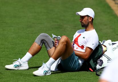 Djokovic descansa durante un entrenamiento en Aorangi Park.