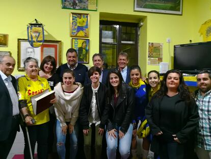 La aficionada Josefa Moreno, a la izquierda de la imagen, recibe un premio de manos de la peña Cádiz Girls en abril de 2018.