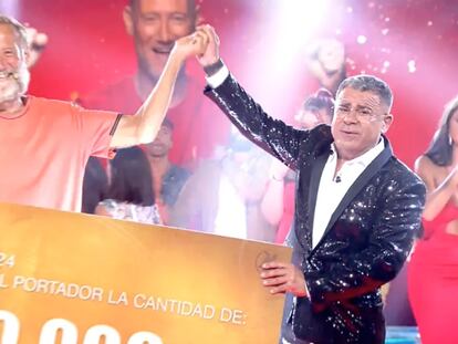 Pedro García Aguado, recibiendo este martes el premio de ganador de 'Supervivientes 2024' de manos del presentador del programa, Jorge Javier Vázquez.