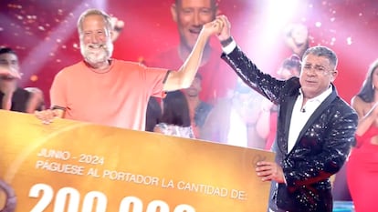 Pedro García Aguado, recibiendo este martes el premio de ganador de 'Supervivientes 2024' de manos del presentador del programa, Jorge Javier Vázquez.