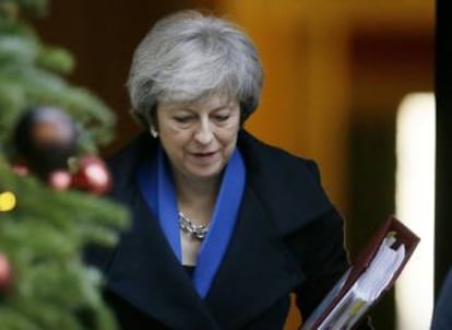 La primera ministra británica, Theresa May, sale del 10 de Downing Street en Londres.