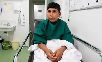 Awad, de 12 años, fotografiado en la instalación general de atención postoperatoria de Mosul oriental, antes de operarse.