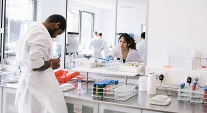 Laboratorios de Analytica Alimentaria, especializada en el análisis de residuos de plaguicidas, gérmenes patógenos y otros contaminantes.