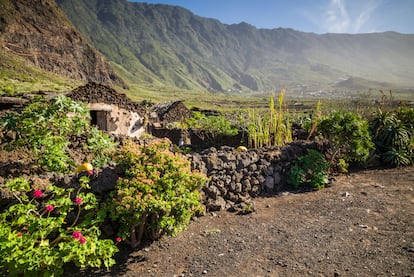 Casas que recrean los primeros asentamientos en la isla de El Hierro en el Ecomuseo de Guinea.