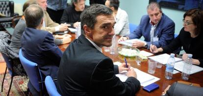 En primer plano, Jonan Fernández en el inicio de la reunión con el Consejo de Participación de Víctimas