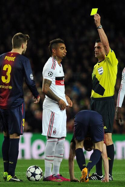 Boateng ve la tarjeta amarilla tras hacer falta a Iniesta.