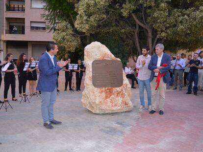 El alcalde de Mula, Juan Jesús Moreno (izquierda), durante la inauguración en septiembre de 2019 del monolito en homenaje a los seis vecinos deportados al campo de concentración nazi de Mauthausen-Gusen, en una imagen cedida por el Ayuntamiento de Mula.