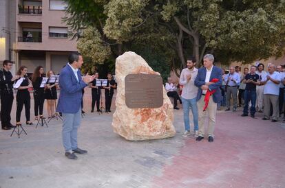 El alcalde de Mula, Juan Jesús Moreno (izquierda), durante la inauguración en septiembre de 2019 del monolito en homenaje a los seis vecinos deportados al campo de concentración nazi de Mauthausen-Gusen, en una imagen cedida por el Ayuntamiento de Mula.