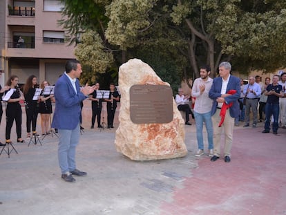 El alcalde de Mula, Juan Jesús Moreno (izquierda), durante la inauguración en septiembre de 2019 del monolito en homenaje a los seis vecinos deportados al campo de concentración nazi de Mauthausen-Gusen, en una imagen cedida por el Ayuntamiento de Mula.