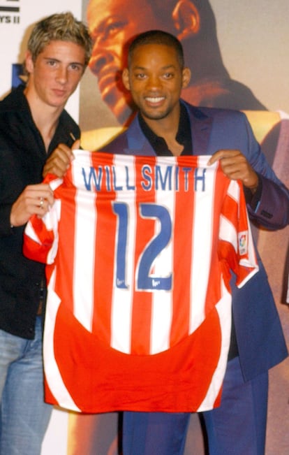 <p><span><strong>¿Quienes son?</strong> Fernando Torres, jugador del Atlético de Madrid que acaba de anunciar su retirada, y Will Smith, estrella de Hollywood. <span><strong>¿Cuándo fue?</strong> En octubre de 2003.</span> <strong>¿Dónde coincidieron?</strong> En el hotel Villamagna de Madrid, donde Smith acudió para presentar la película 'Dos policías rebeldes II', segunda parte de uno de sus grandes éxitos de taquilla. <strong>¿Alguna anécdota más?</strong> El actor aceptó con gusto ponerse la camiseta del Atlético que Torres le regaló con su nombre delante de todos los periodistas y fotógrafos presentes.  </span></p>