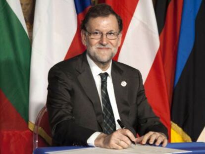 El presidente del Gobierno espa&ntilde;ol, Mariano Rajoy, firma la &quot;Declaraci&oacute;n de Roma&quot;.