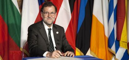 El presidente del Gobierno espa&ntilde;ol, Mariano Rajoy, firma la &quot;Declaraci&oacute;n de Roma&quot;.