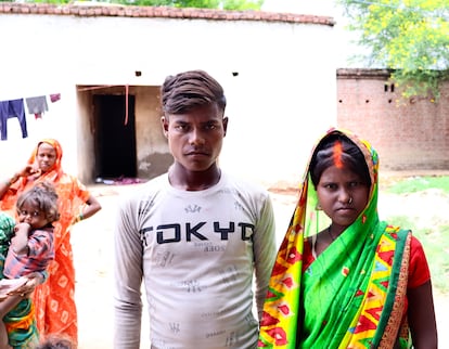 En Lakhapur, la primera menstruacin marca la edad del matrimonio. Es una aldea rural en Uttar Pradesh, el Estado ms poblado de India y donde se concentra el mayor nmero de ni?as y mujeres que se casaron en la infancia.  
En la imagen, Sangita de 13 a?os, junto a Sonu de 16 a?os, con quien se cas en julio en esta aldea el 5 de agosto de 2024. No se conocan antes de casarse, ella era de un pueblo a 15 kilmetros de Lakhapur. Ahora su vida se basa en preparar comida y realizar las tareas del hogar para la familia de su marido. Cuando los suegros consideren que est preparada, ir a trabajar al campo y a las granjas. No recuerda nada de los escasos a?os que fue a la escuela. Me cas por la voluntad de mis padres, todas mis amigas tambin estn casadas, dice con naturalidad.