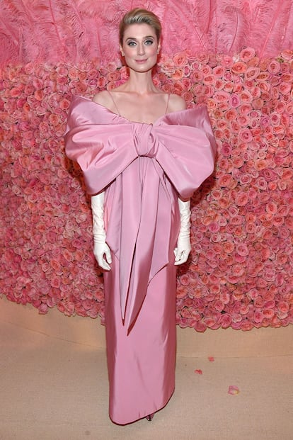 En la pasada Met Gala varias asistentes eligieron el lazo rosa como máxima representación del camp. Salvatore Ferragamo firma este precioso diseño que Elizabeth Debicki lució como pocas.