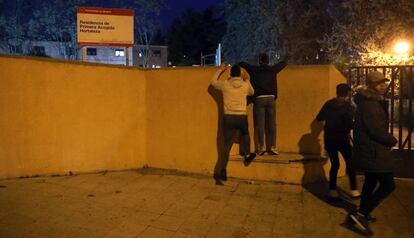 Menores entran al centro de Hortaleza saltando un muro.