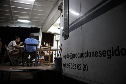 Los operarios de montaje cenan en el camión cocina construido por encargo de la propia orquesta. Duermen en la cabina del camión de transporte.