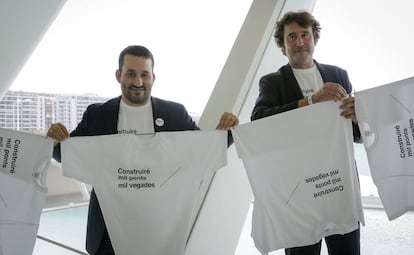 El consejero valenciano de Educación, Vicent Marzà, a la izquierda, con Rubén Trenzano, director general de Política lingüística, presentan la campaña de promoción del valenciano.