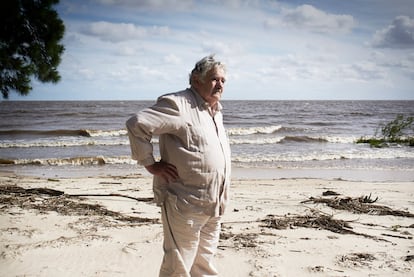 José Mujica, en la costa del Río de la Plata.