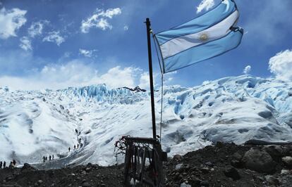 El campo de hielo Patagónico Sur es el tercer mayor campo de hielo en el mundo. La mayoría de los casi 50 grandes glaciares en el Parque Nacional Los Glaciares ha estado retrocediendo durante los últimos cincuenta años debido a las temperaturas de calentamiento, según la Agencia Espacial Europea (ESA). 