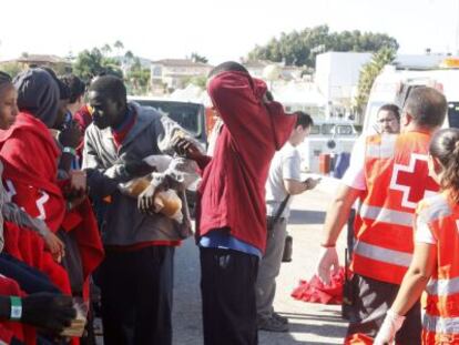 Inmigrantes rescatados este domingo a cinco millas de Algeciras.