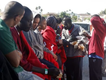 Inmigrantes rescatados este domingo a cinco millas de Algeciras.