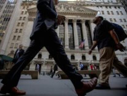Transeuntes pasean por delante de la Bolsa de Nueva York. 