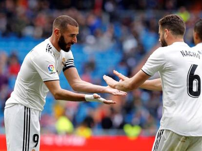 Benzema y Nacho celebran un gol ante el Eibar.