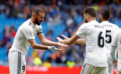 Benzema y Nacho celebran un gol ante el Eibar.