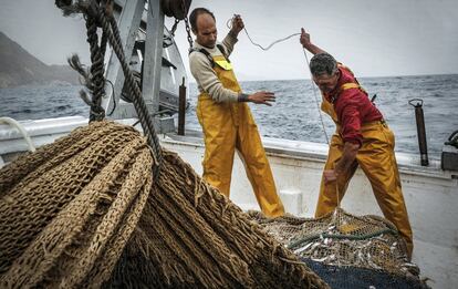 Pescadores del barco 'San Pedro' abren la red de arrastre en aguas cercanas a la costa de Vila Joiosa (Alicante).