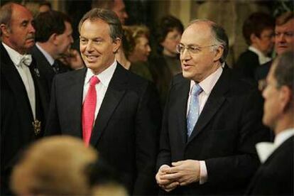 Blair, junto al líder conservador, Michael Howard, en la Cámara de los Comunes para asistir al discurso de la reina.